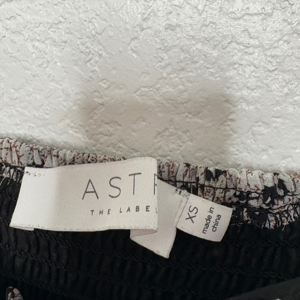 ASTR The Label Floral Smocked Back Peplum Top XS Black Beige‎ Balloon Sleeve - Picture 5 of 5
